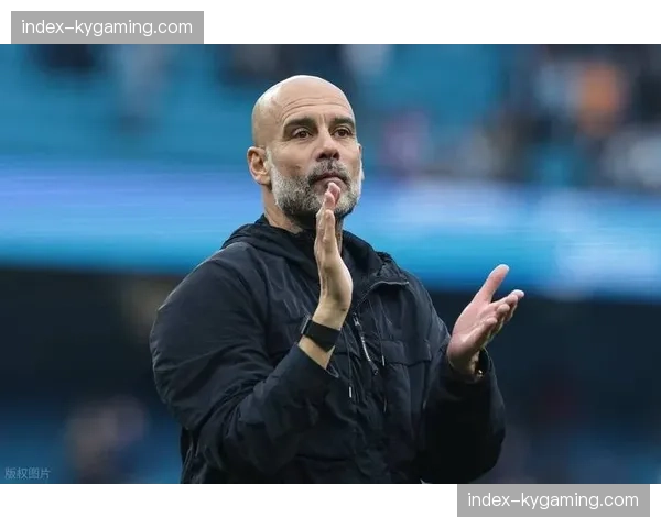 场边视角:瓜迪奥拉不断通过手势指挥格拉利什向肋部靠拢 场边视角:瓜迪奥拉不断通过手势指挥格拉利什向肋部靠拢