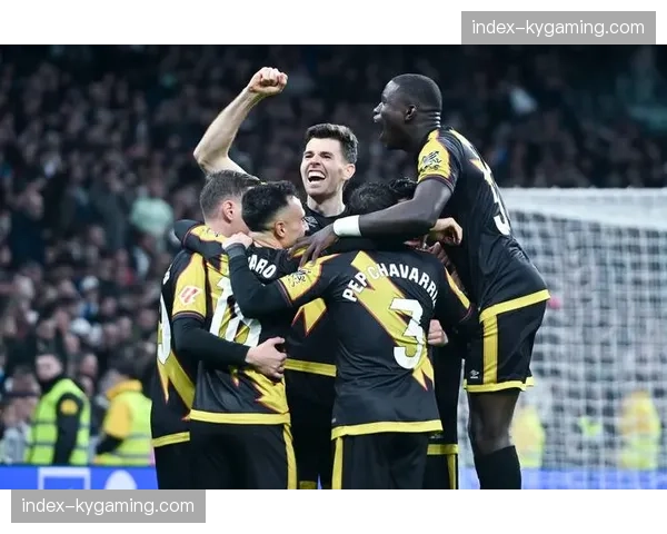 西甲“足球节”活动在马德里举行，设置模拟训练舱让球迷体验职业球员的攻防决策压力