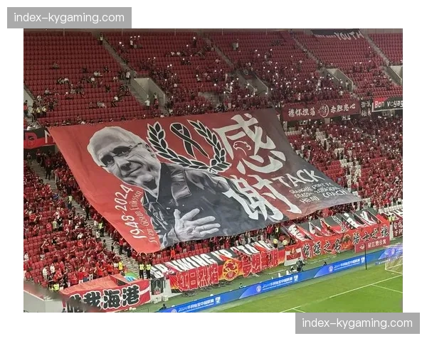 镜头捕捉:莱切球迷在看台展示巨幅Tifo致敬已故俱乐部传奇 镜头捕捉:莱切球迷在看台展示巨幅Tifo致敬已故俱乐部传奇